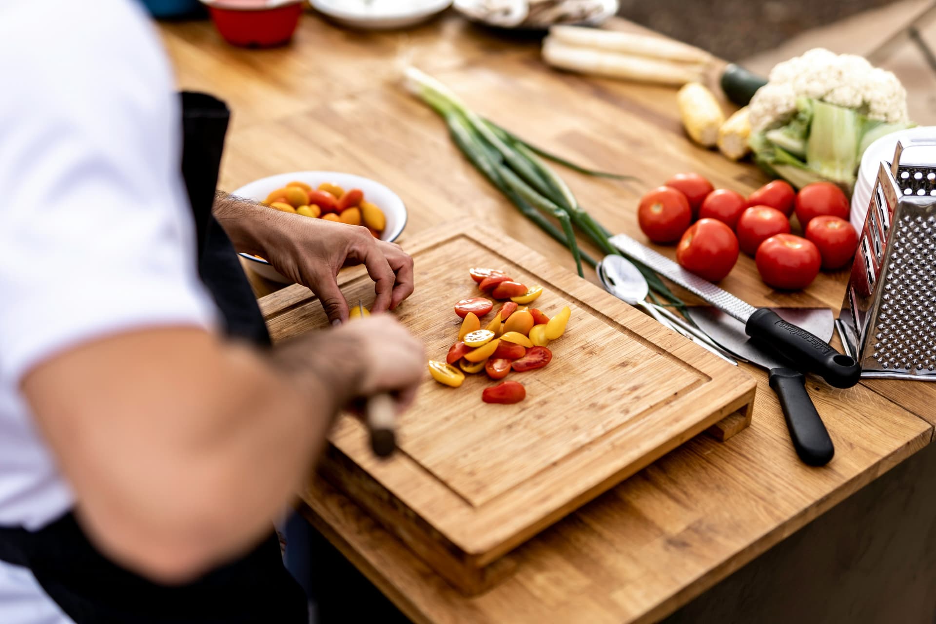 Chef cuisinant avec une enfant